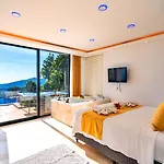Seaview 4 Bedroom Luxury With Private Indoor & Outdoor Pool *