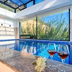 Seaview 4 Bedroom Luxury With Private Indoor & Outdoor Pool