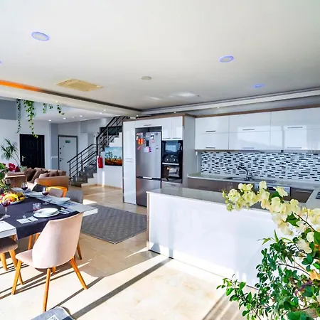 Seaview 4 Bedroom Luxury With Private Indoor & Outdoor Pool