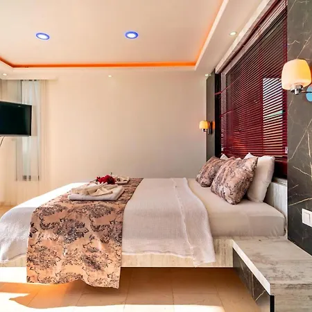 Seaview 4 Bedroom Luxury With Private Indoor & Outdoor Pool